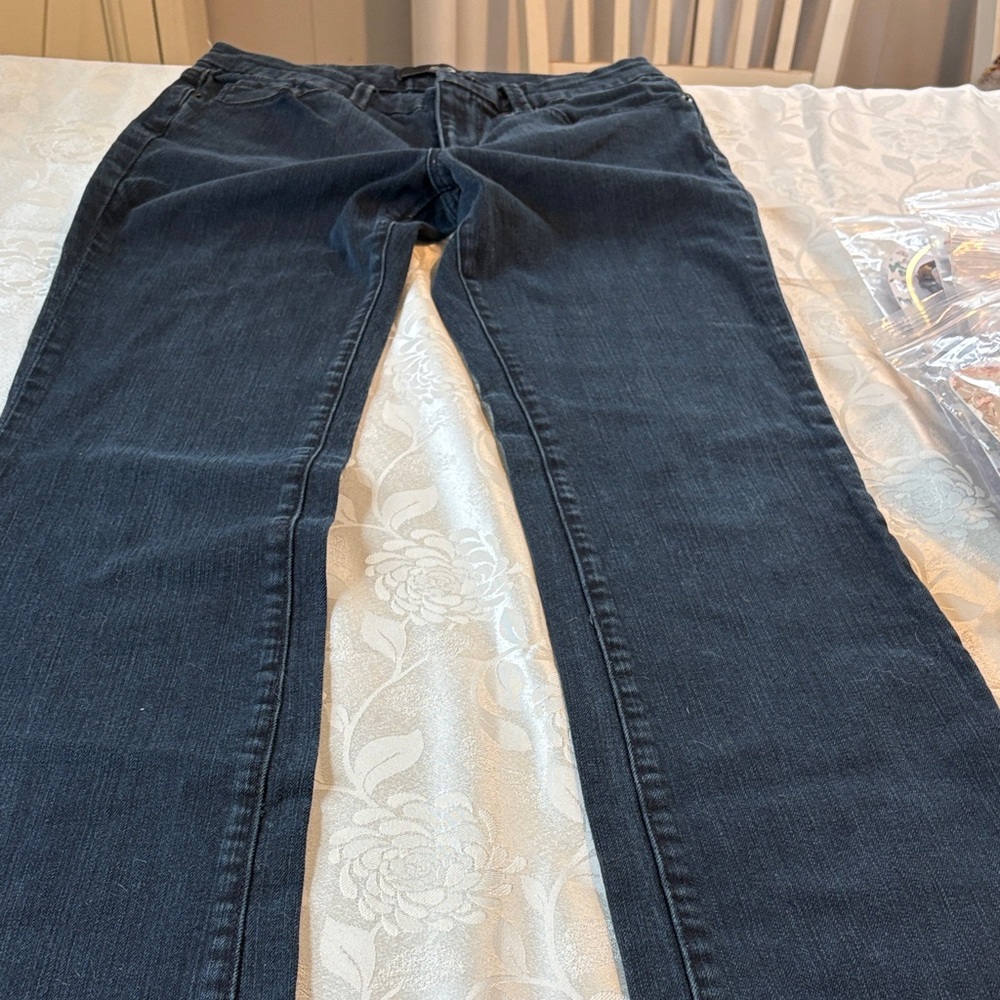 Women's Straight-Leg Jeans in size 8 inseam 31. Embroidery great condition used